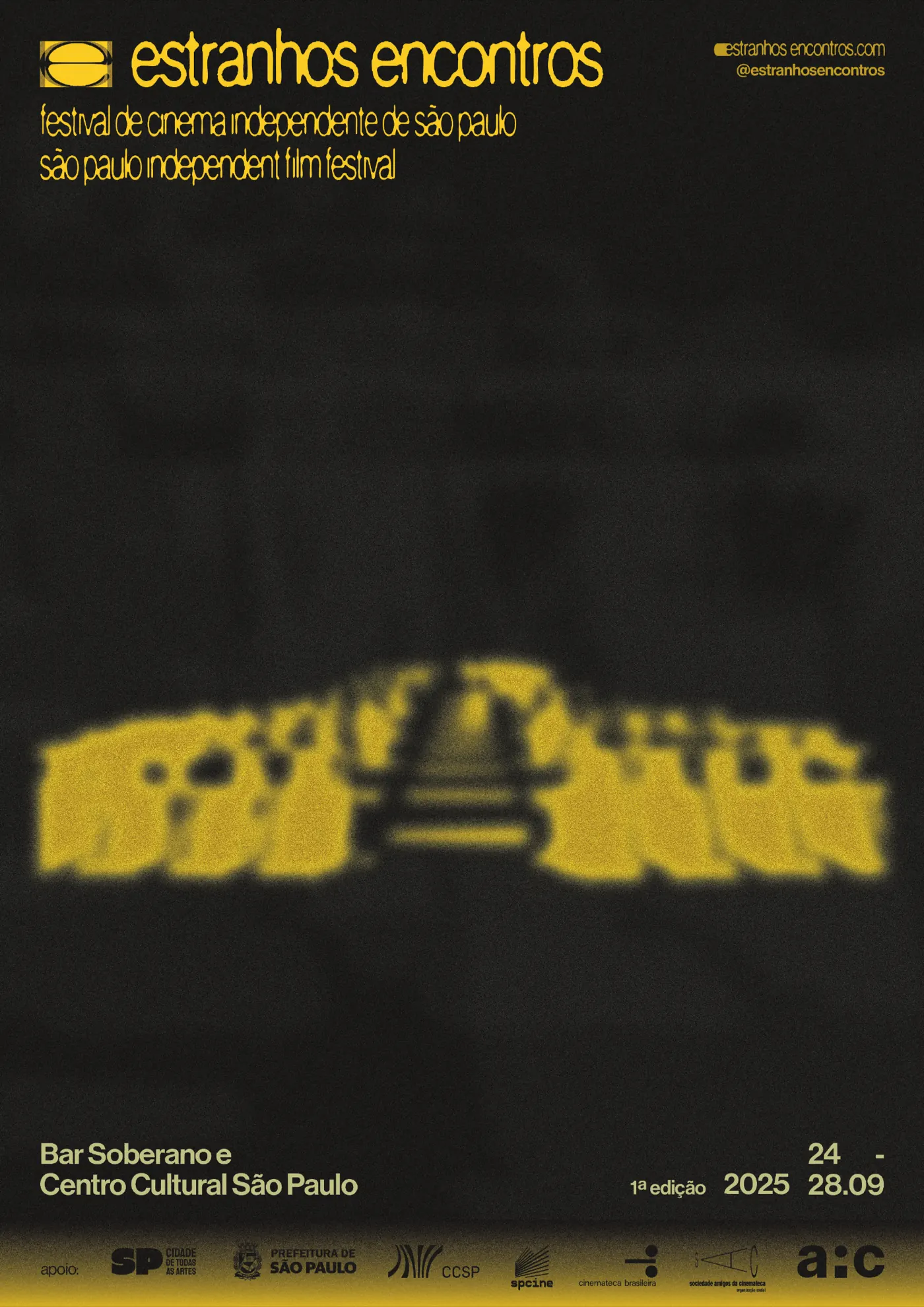 Cartaz da 1ª edição do Estranhos Encontros. Sobre fundo preto, o nome do festival em amarelo, seguido de “festival de cinema independente de são paulo”. Ao centro, uma imagem desfocada em amarelo. No rodapé: “Bar Soberano e Centro Cultural São Paulo”, “1ª edição 2025” e “24 – 28.09”.